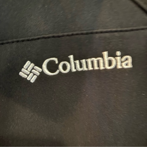 2XT Columbia Omni-Shield black jacket  zippered fro t and pockets.  Like new - Picture 4 of 6